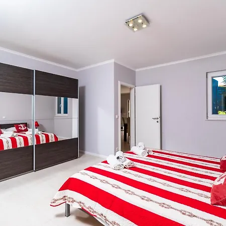 Luxury Marina View No 1 *