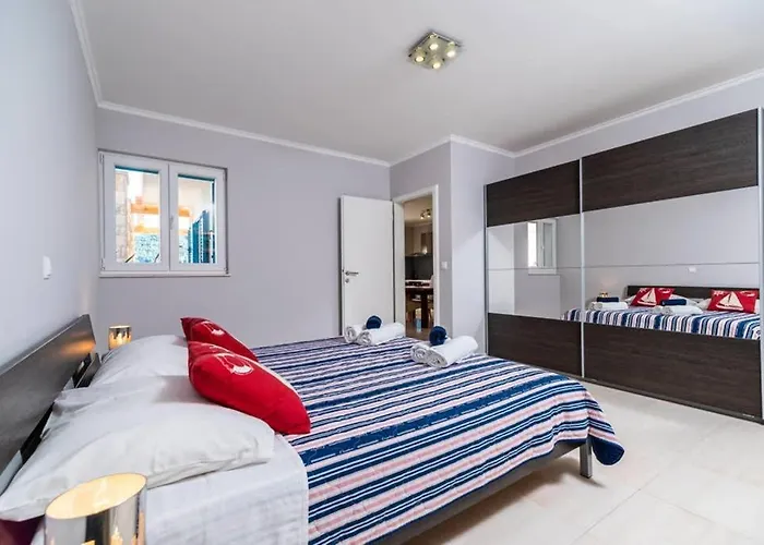 Luxury Marina View No 1 Apartment