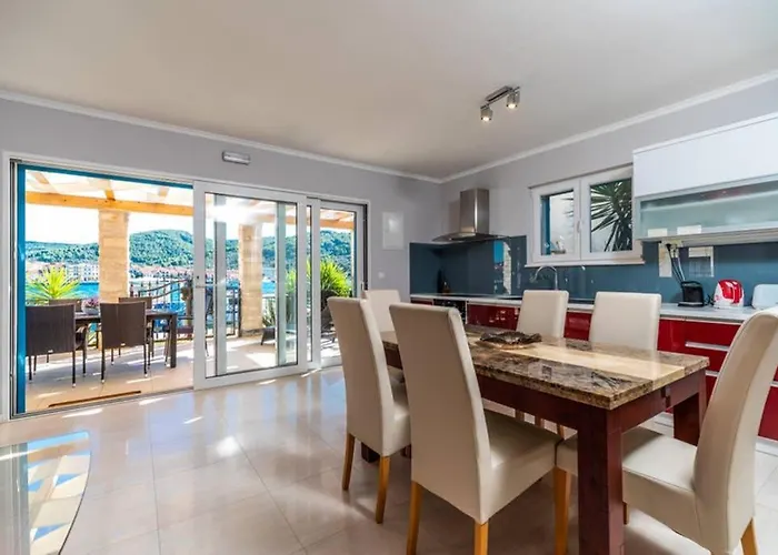 Luxury Marina View No 1 Apartment *