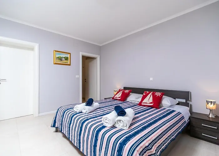 Luxury Marina View No 1 Apartment